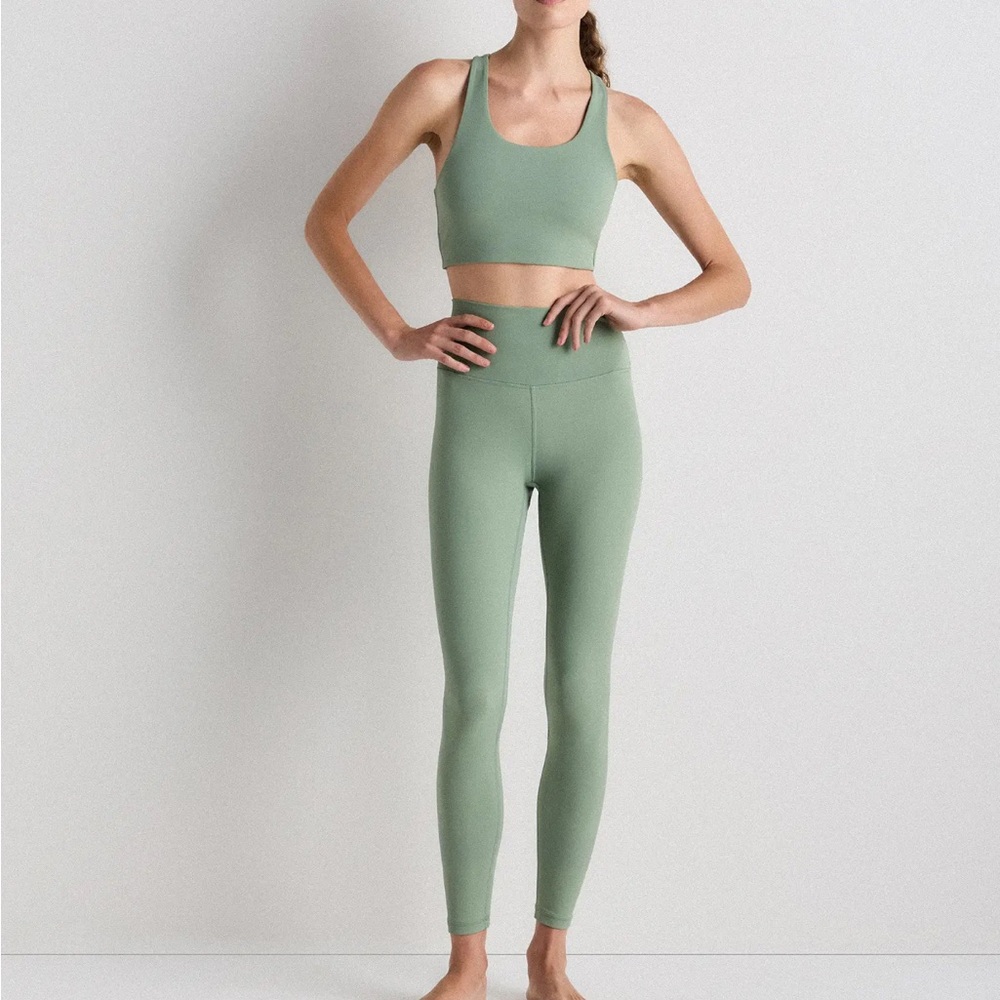 Quince Ultra Form High-Rise Legging & Scoop Neck Longline Bra Set in Aloe small